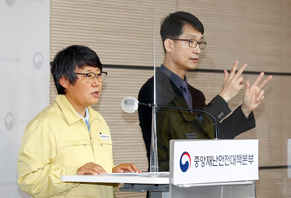 박향 중앙사고수습본부 방역총괄반장이 정례브리핑을 진행하고 있다. (사진=보건복지부)