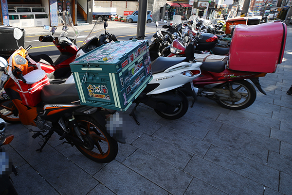서울 시내의 한 음식점 밀집 구역에 배달라이더의 오토바이들이 세워져 있다. (사진=저작권자(c) 연합뉴스, 무단 전재-재배포 금지)