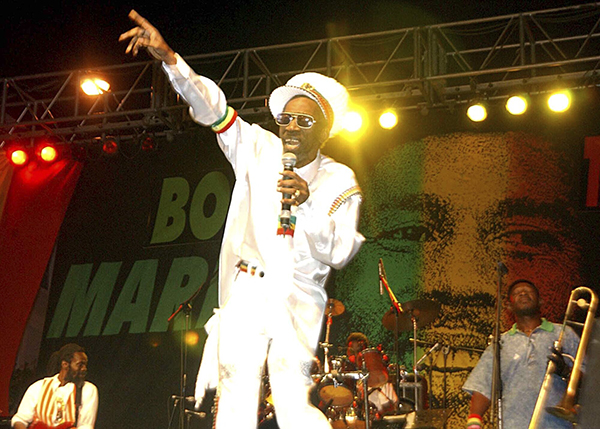 지난 2005년 자메이카 킹스턴에서 열린 레게 기념 콘서트에서 노래하는 버니 웨일러의 모습. (사진=저작권자(c) AP/연합뉴스, 무단 전재-재배포 금지)