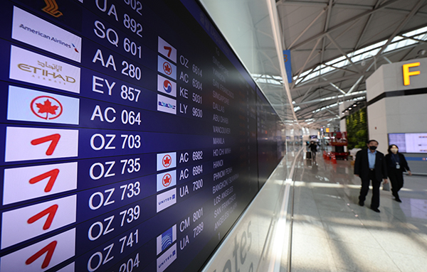 5일 영종도 인천국제공항 제1여객터미널 출국장의 출발 항공편 안내 모니터.(사진=저작권자(c) 연합뉴스, 무단 전재-재배포 금지)