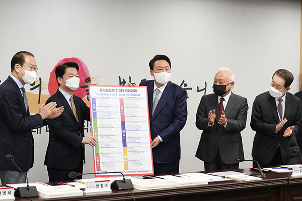 윤석열 20대 대통령 당선인이 3일 오전 서울 종로구 삼청동 대통령직인수위원회에서 열린 전체 회의에서 인수위가 준비한 110대 국정과제를 전달받고 있다. (사진=제20대 대통령직인수위원회)