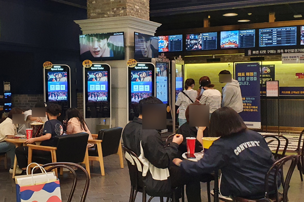 지난 주말 영화관에서는 가족단위 관람객들이 팝콘과 콜라를 먹으며 영화시간을 기다리고 있다.