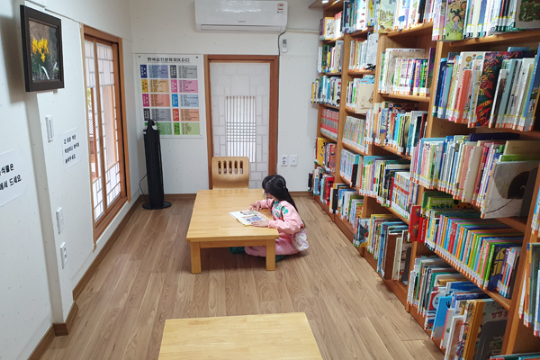 전국최초로 개관한 밀양향교작은도서관에서 아이가 책을 읽으며 문화재를 둘러보고 있다.