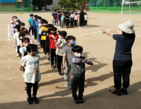 3년 만에 열린 학교 체육대회. 학년 별로 진행 되어 아쉽긴 해도 아이들에겐 즐거운 추억이다.