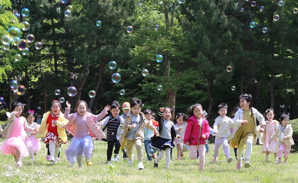 100번째 어린이날을 이틀 앞둔 3일 오전 광주 북구 전남대학교 교정에서 북구청직장어린이집 어린이들이 마스크를 벗고 야외활동을 즐기고 있다. (사진=저작권자(c) 연합뉴스, 무단 전재-재배포 금지)