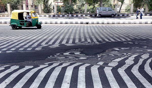 지난 2010년 5월 섭씨 50도에 육박하는 폭염이 인도를 강타한 가운데 뉴델리의 한 아스팔트 도로가 지열에 녹아 있다. (사진=저작권자(c) EPA/연합뉴스, 무단 전재-재배포 금지)