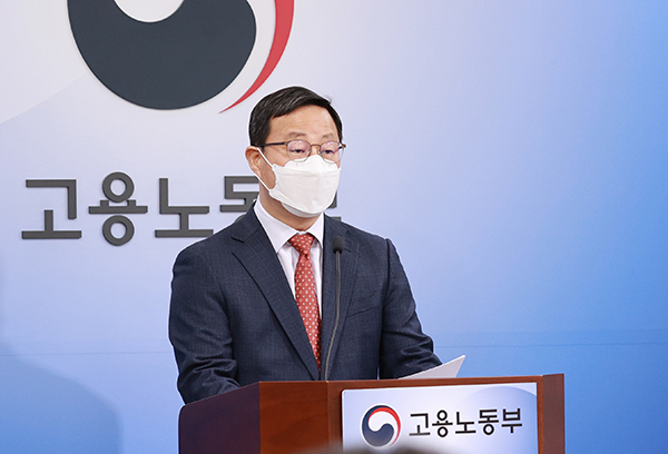김영중 고용노동부 고용정책실장이 9일 정부세종청사 고용노동부 브리핑실에서 ‘고용통계로 본 4월 노동시장 동향’ 브리핑을 하고 있다. (사진=저작권자(c) 연합뉴스, 무단 전재-재배포 금지)