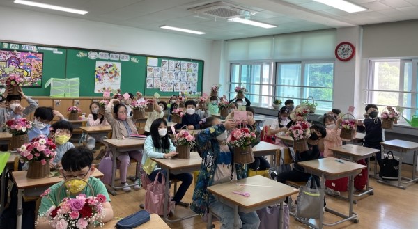 아이들이 학교수업시간에 만든 '어버이날 꽃바구니'
