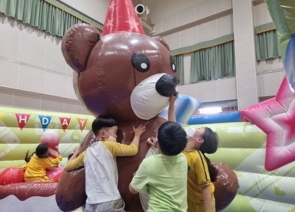 학교에서 준비한 어린이날 에어바운스 이벤트