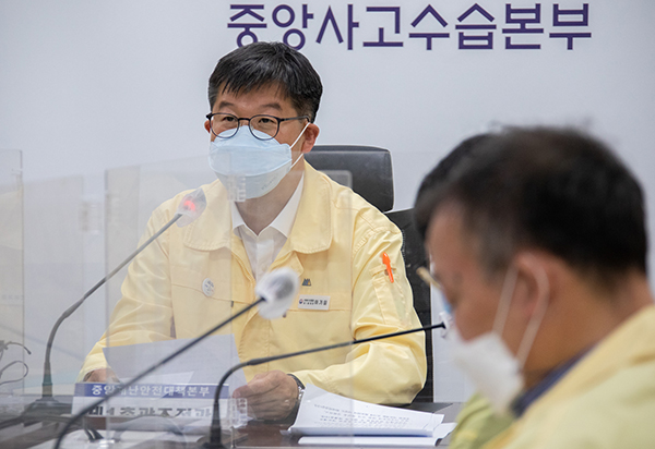 이기일 중앙재난안전대책본부 1총괄조정관(보건복지부 2차관)이 11일 오전 세종시 정부세종청사에서 열린 코로나19 대응 중앙재난안전대책본부 회의를 주재하고 있다. (사진=보건복지부)