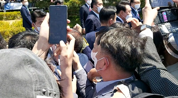 취임식을 마치고 걸어서 퇴장하는 대통령님 어렵게(?) 한 컷