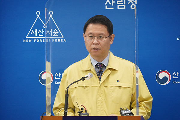 김용관 산림청 산림산업정책국장이 12일 정부대전청사 기자실에서 대형 산불피해지 복원 방향에 대해 발표하고 있다.(사진=산림청)