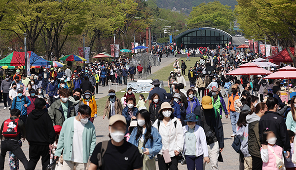 사회적 거리두기 전면 해제를 하루 앞둔 지난달 17일 과천 서울대공원 앞이 나들이객들로 붐비고 있다.(사진=저작권자(c) 연합뉴스, 무단 전재-재배포 금지)