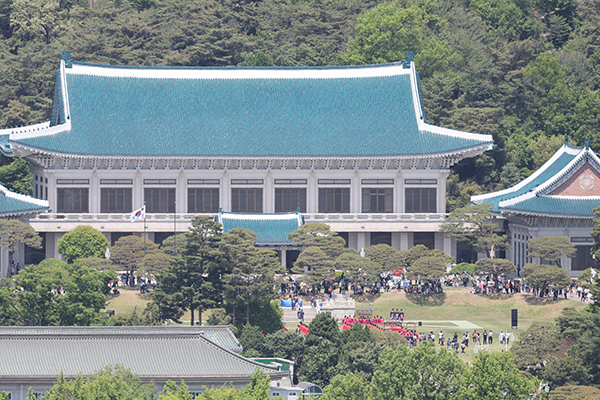 지난 10일 개방행사가 열린 서울 종로구 청와대에서 시민들이 경내를 둘러보고 있다. (사진=저작권자(c) 연합뉴스, 무단 전재-재배포 금지)