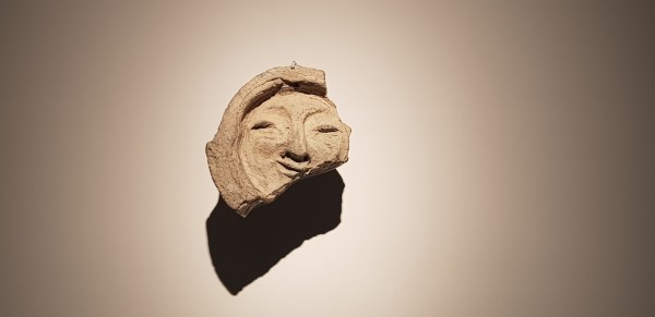 국립경주박물관에 전시된 얼굴무늬 수막새 '신라 천년의 미소'