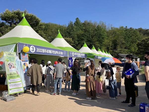 축제 첫날 다양한 부스 앞에 줄을 서있는 관람객의 모습을 담아봤다.