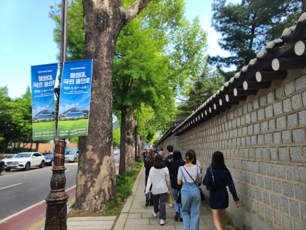 청와대가 가까워질수록 많은 방문객이 청와대를 향하는 모습이 보인다.