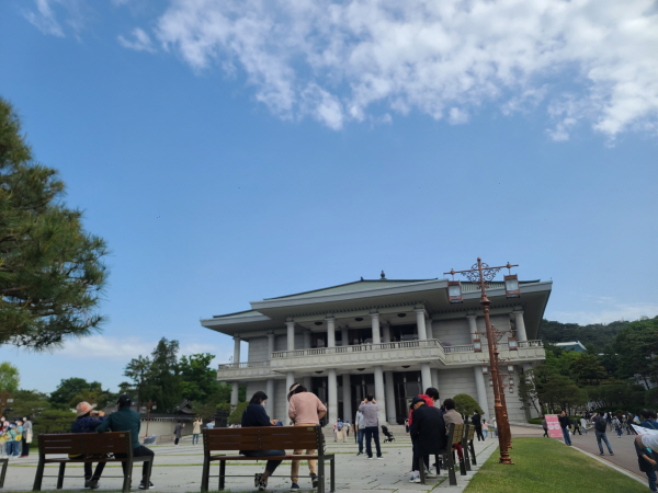 이른 시간임에도 먼저 입장한 방문객이 영빈관 앞에서 기념촬영을 하고 있다.