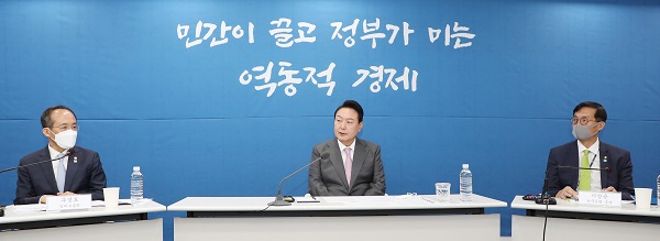 윤석열 대통령이 13일 오전 서울 중구 명동 국제금융센터에서 열린 거시금융상황 점검회의에서 인사말을 하고 있다. (사진=저작권자(c) 연합뉴스, 무단 전재-재배포 금지)