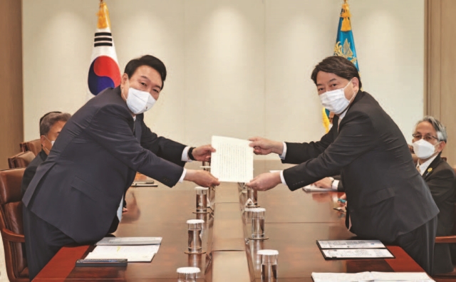 ▶윤석열 대통령이 5월 10일 서울 용산 집무실에서 일본 축하 사절인 하야시 요시마사 외무상을 접견하고 일본 총리의 진서를 전달받고 있다. (사진제공=대통령실사진기자단)