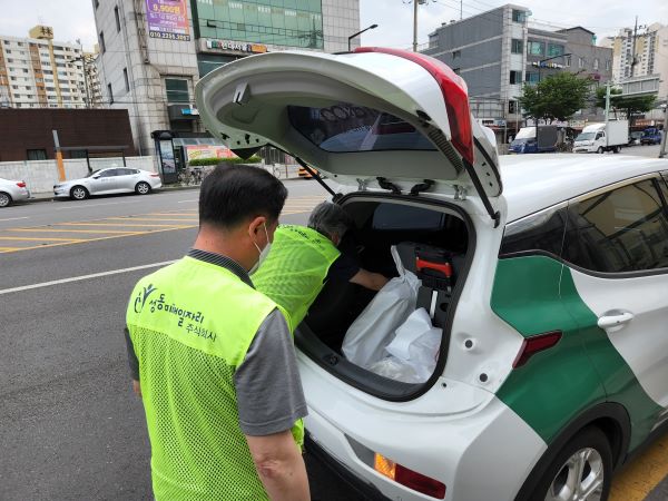 어르신들이 커피점에서 수거한 커피 찌꺼기를 차량에 싣고 있다.