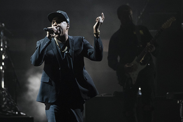 래퍼 제이지(Jay Z)가 공연을 하고 있다. (사진=저작권자(c) AP/연합뉴스, 무단 전재-재배포 금지)