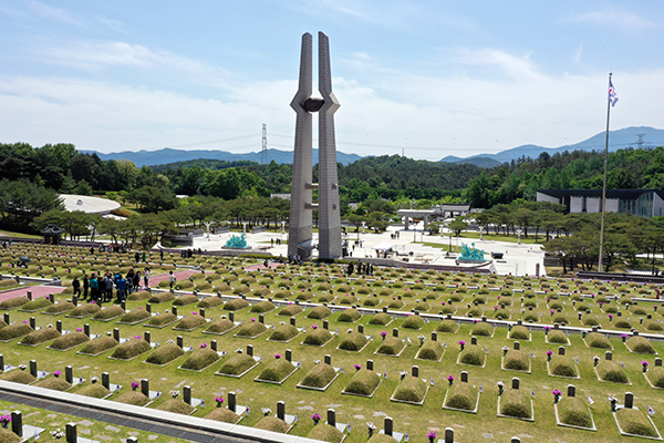 제42주년 5·18 민주화운동 기념일을 사흘 앞둔 주말인 지난 15일 오전 광주 북구 국립 5·18민주묘지에 추모객들의 발길이 이어지고 있다. (사진=저작권자(c) 연합뉴스, 무단 전재-재배포 금지)