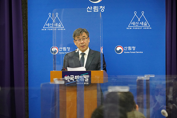 남태헌 산림청 차장이 18일 정부대전청사 기자실에서 2021년도 소나무재선충병 방제 결과 및 향후 방제 전략에 대해 발표하고 있다.(사진=산림청)