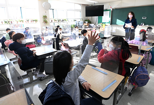 서울 태랑초등학교에서 학생들이 수업을 받고 있다. (사진=저작권자(c) 연합뉴스, 무단 전재-재배포 금지)