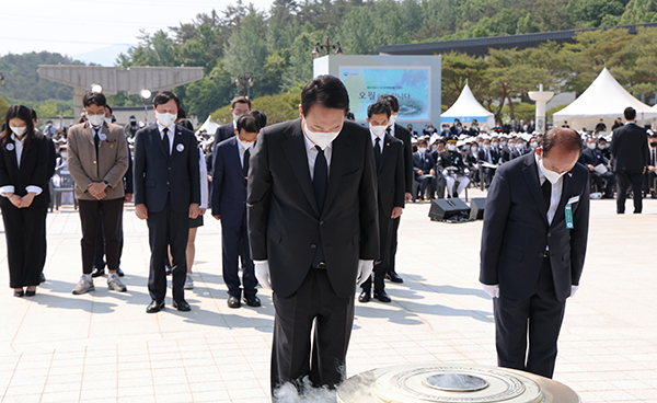 윤석열 대통령이 18일 오전 광주 북구 국립 5·18 민주묘지에서 열린 제42주년 5·18 광주민주화운동 기념식에 참석, 5·18 희생자들을 기리는 묵념을 하고 있다. (사진=저작권자(c) 연합뉴스, 무단 전재-재배포 금지)