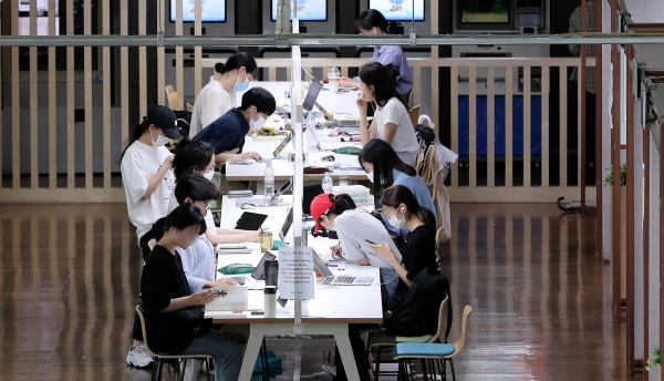 서울의 한 대학교에서 공부에 열중하고 있는 학생들.(사진=저작권자(c) 뉴스1, 무단 전재-재배포 금지)
