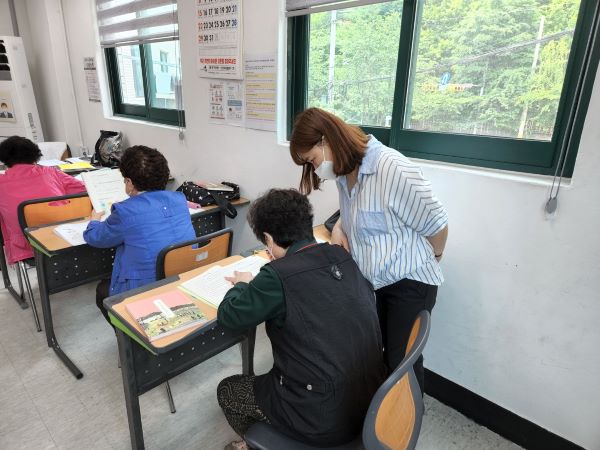 보조교사가 뒤에서 지켜보다가 어르신에게 다가가 일대일로 다시 설명해준다.