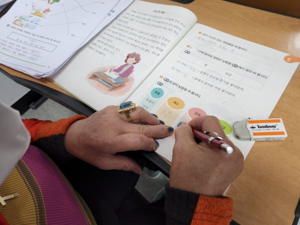 성인문해교육기관에서 한글을 배우는 어르신들이 늘어나고 있다.