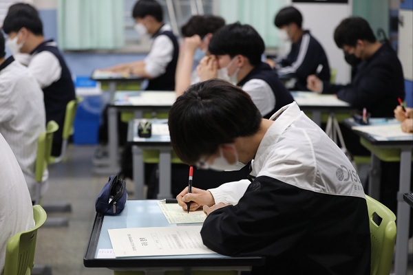 시험을 준비하고 있는 수원고등학교 3학년 학생들. (사진=저작권자(c) 연합뉴스, 무단 전재-재배포 금지)