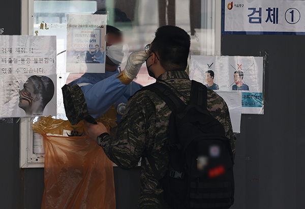 서울 중구 서울역 코로나19 선별검사소에서 시민이 PCR 검사를 받고 있다. (사진=저작권자(c) 연합뉴스, 무단 전재-재배포 금지)