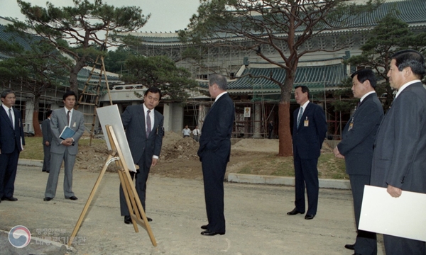 1991년 8월, 노태우 대통령이 청와대 신본관을 살펴보고 있다.(출처=행정안전부 대통령기록관 누리집)