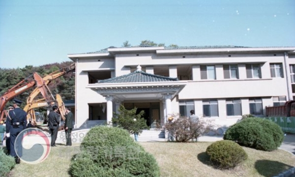 1993년 10월, 청와대 구본관이 철거되고 있다.(출처=행정안전부 대통령기록관 누리집)