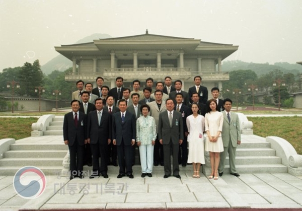 2000년 6월, 김대중 대통령 내외와 관계자들이 영빈관 광장 준공식에서 기념촬영을 하고 있다.(출처=행정안전부 대통령기록관 누리집)