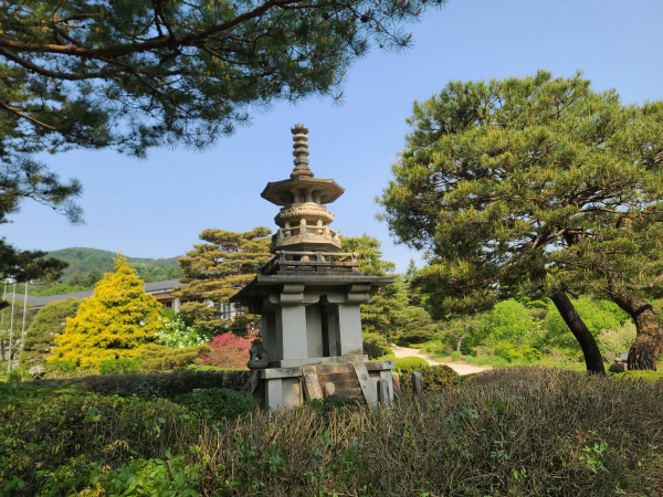 석가탑, 다보탑을 1/2로 축소한 탑도 만난다.