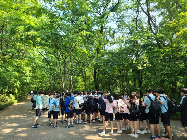 서울 동도중학교 학생들이 단체로 숲체험을 와서 탄소중립의 중요성을 배운다.