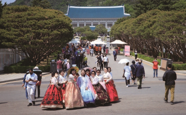 ▶5월 12일 서울 종로구 청와대에서 열린 ‘청와대, 국민품으로’ 개방행사에 참석한 시민들이 시설을 둘러보고 있다. (사진제공=문화체육관광부)