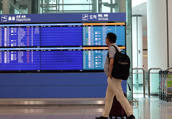 24일 인천국제공항 제2여객터미널에서 출발·도착 현황판 앞으로 이용객들이 오가고 있다. (사진=저작권자(c) 연합뉴스, 무단 전재-재배포 금지)