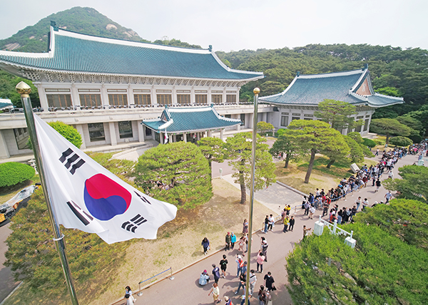 청와대 개방 후 두 번째 주말인 지난 22일 오전 청와대 본관 앞에 기념사진을 찍으려는 시민들이 줄 서서 순서를 기다리고 있다. (사진=저작권자(c) 연합뉴스, 무단 전재-재배포 금지)