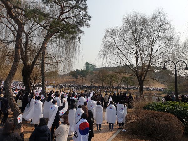 코로나가 확산하기 전, 아이와 함께 참여했던 지역사회 봉사활동. 많은 사람과 함께 하는 활동에 아이도 관심을 보였었다.