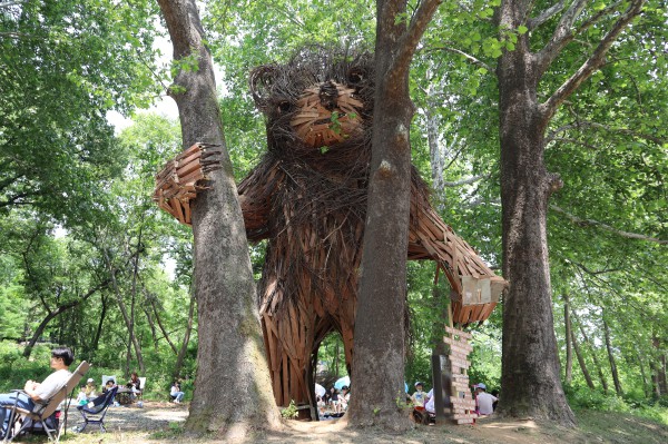 가로수 가지치기를 통해 생겨난 잔가지로 제작된 그롤라 곰(Grolar Bear)