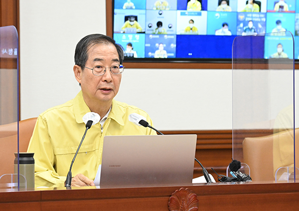 한덕수 국무총리가 27일 서울 세종로 정부서울청사에서 열린 코로나19 중대본 회의를 주재하고 있다.(사진=국무조정실)