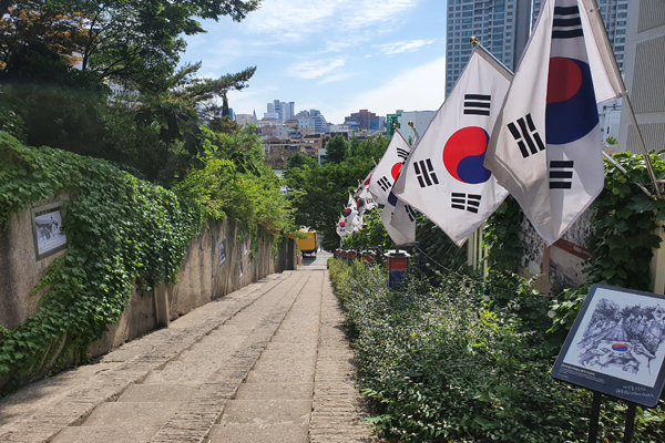 청라언덕 아래에는 대구 3·1운동거리가 마련돼 90계단을 걸으며 그날의 생생한 역사를 느낄 수 있었다.