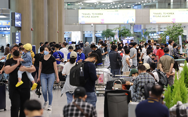 1일 영종도 인천국제공항 제1여객터미널 입국장이 붐비고 있다.(사진=저작권자(c) 연합뉴스, 무단 전재-재배포 금지)