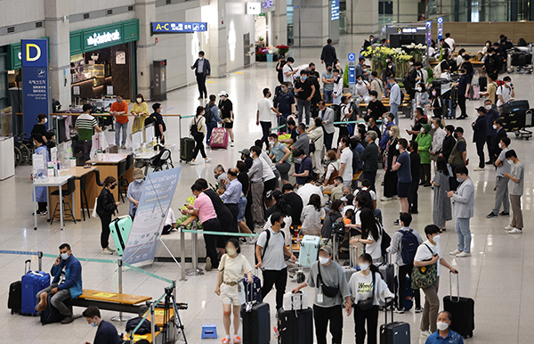 지난 2일 인천국제공항 제1여객터미널 입국장이 붐비고 있다. (사진=저작권자(c) 연합뉴스, 무단 전재-재배포 금지)