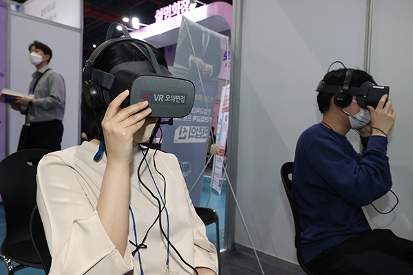 지난 4월 서울 강남구 세텍(SETEC)에서 열린 <2022 상반기 글로벌일자리대전>에서 구직자가 VR을 통해 모의 면접을 보고 있다. (사진=저작권자(c) 연합뉴스, 무단 전재-재배포 금지)